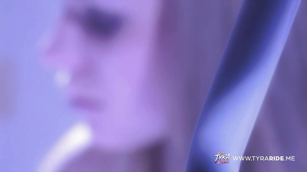 לסביות מפותלות בהלבשה תחתונה עם פטמות מנוקבות בסקס לוהט