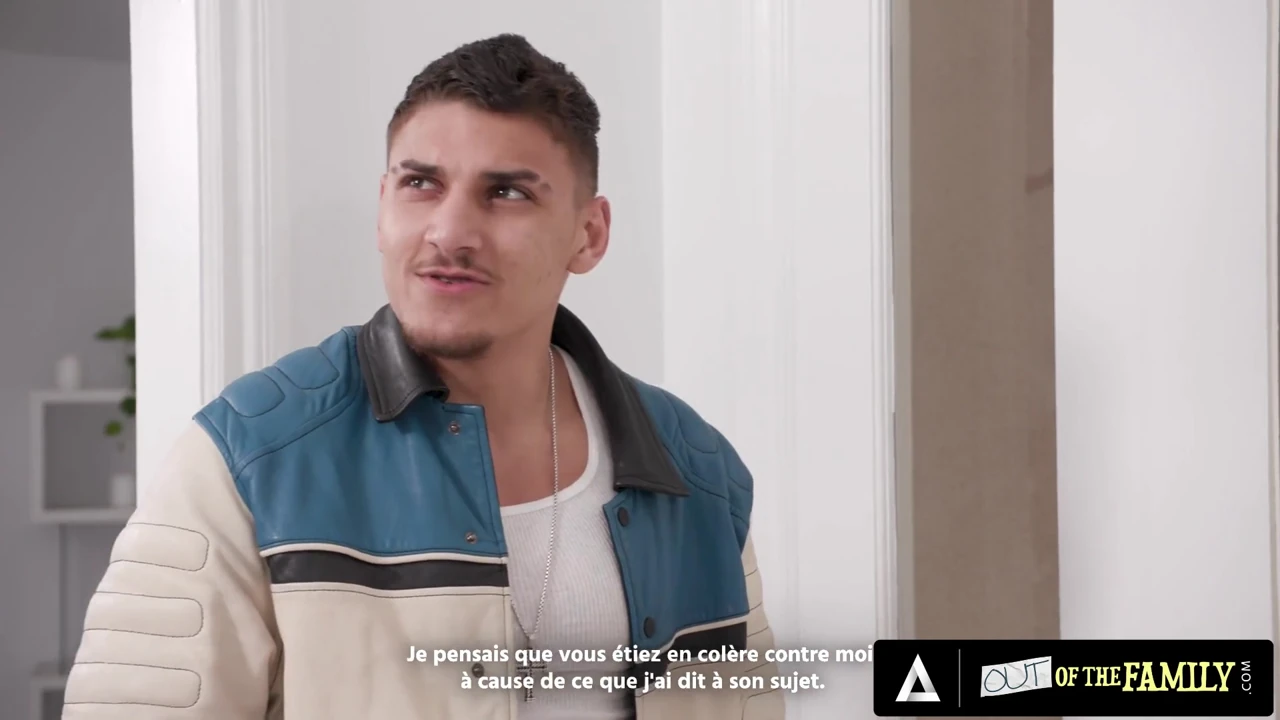 Ailenin dışında - yaramaz orta yaşlı seksi kadın her şeyi izlerken üvey babasının erkek arkadaşıyla sikişiyor