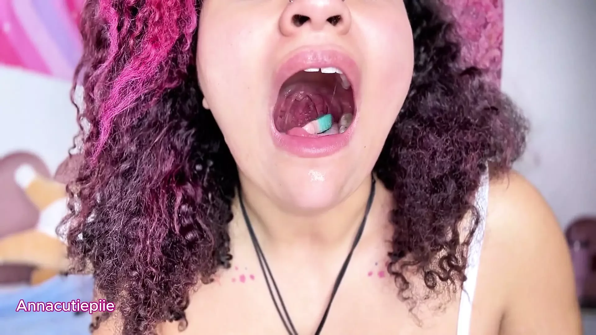 Asmr yakın çekim ağız sakızlı solucanları yalıyor ve seni yutmak hakkında konuşuyor