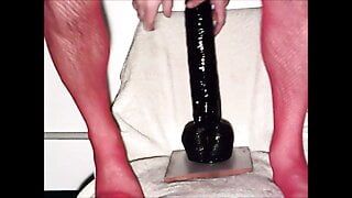 Zusammenstellung von riesigem schwarzem Dildo Golia 40 cm in meinen analen und roten Dessous