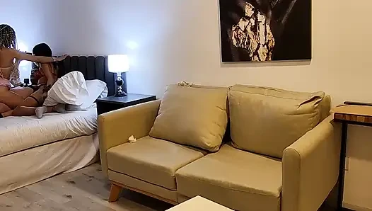 Buenos Aires'te iki Arjantinli garsonla üçlü seks