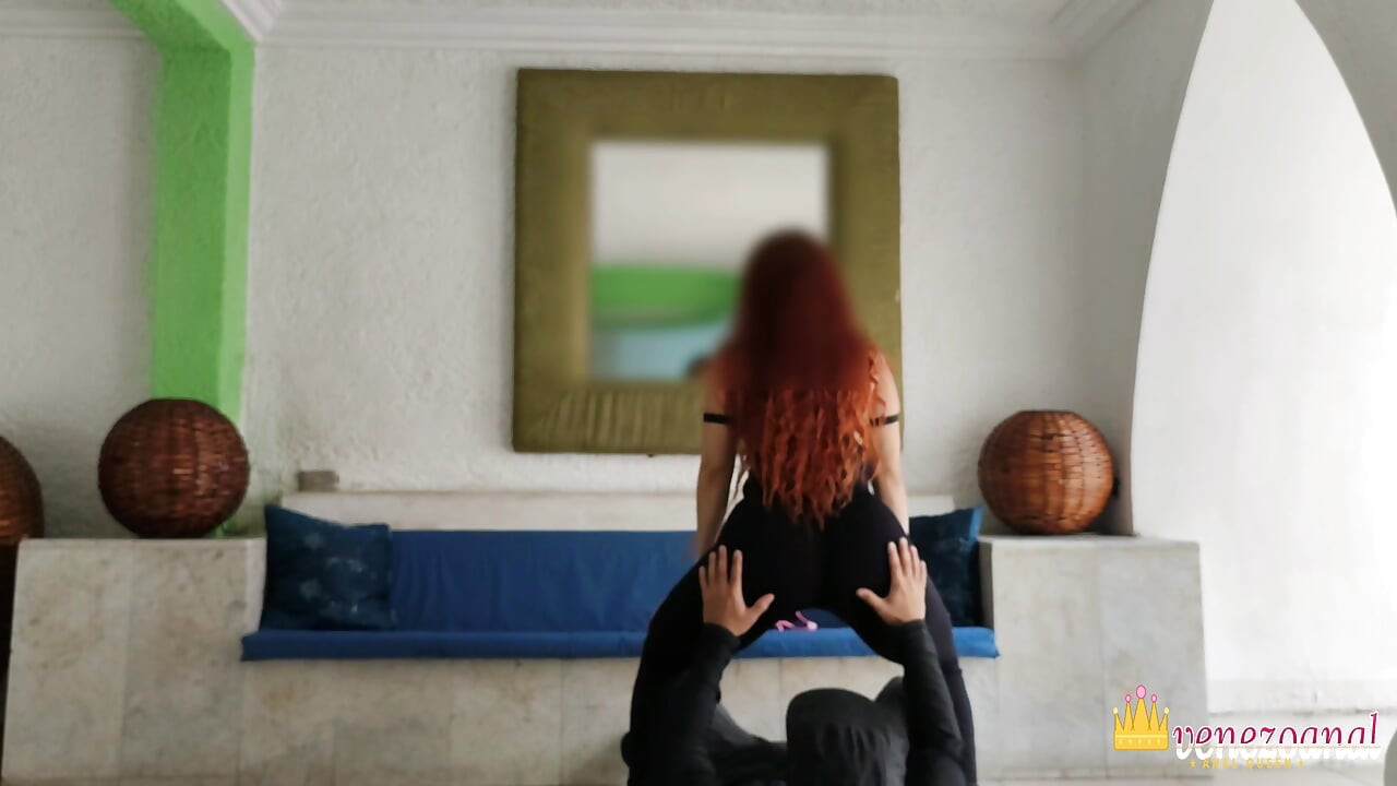 Σέξι σγουρή κοκκινομάλλα PAWΠροσωπική στα τέσσερα μετά την προπόνησή της δίπλα στην ιδιωτική πισίνα