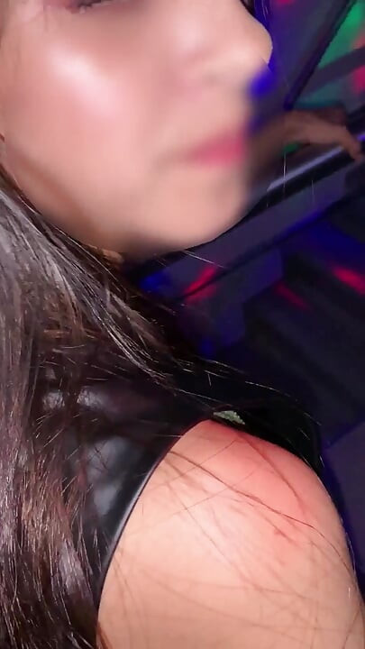在夜店與可愛女孩硬幹
