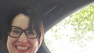 Julie memancut mani semasa rehat kereta