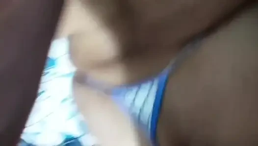 Tante semok kolombia lagi asik masturbasi pakai vibrator kecilnya sampai orgasme