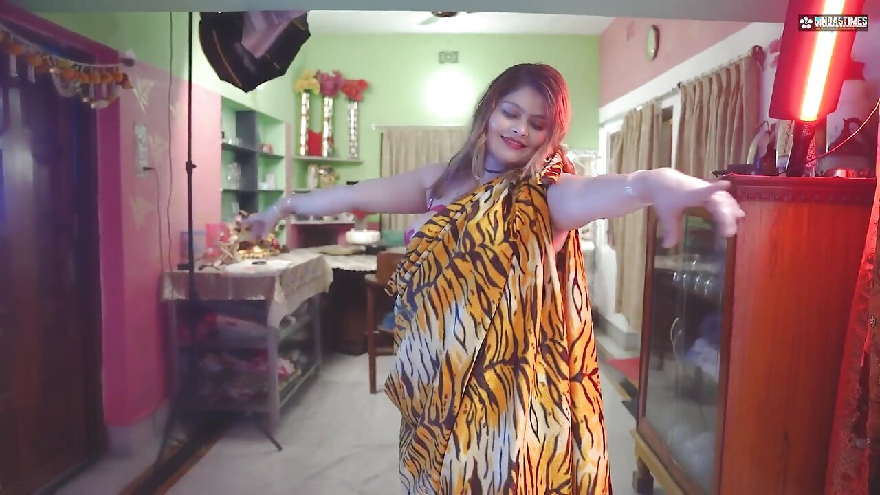 Indiancă desi Bhabhi futută împreună de toți prietenii
