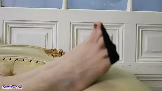 Yavaş azdırma ve inkar - sheer naylon çorap, tabanlar yakın çekim ve kontrollü ayak oyunu