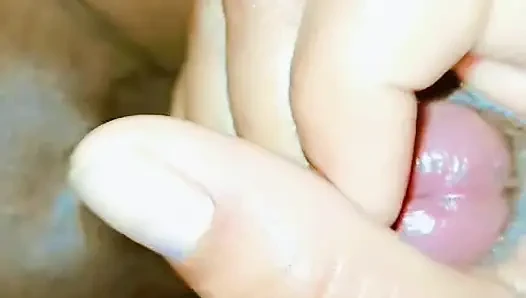 Aku memijat penis tetanggaku dan dia ejakulasi