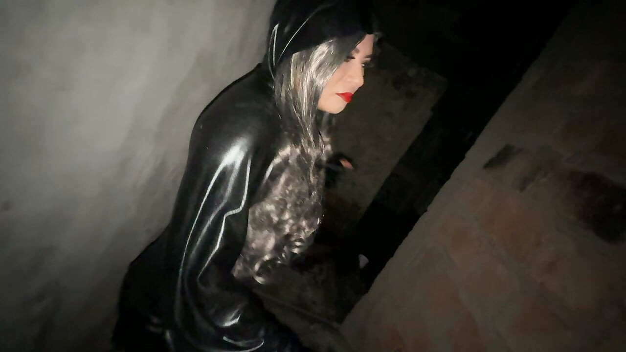 STANDING UP AND IN THE ASS. SHE INVITED ME TO AN UNOCCUPIED HOUSE, AND WE FUCKED INSIDE IT.