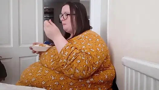 Cewek super semok ini lagi asik ngentot perut dan keripik