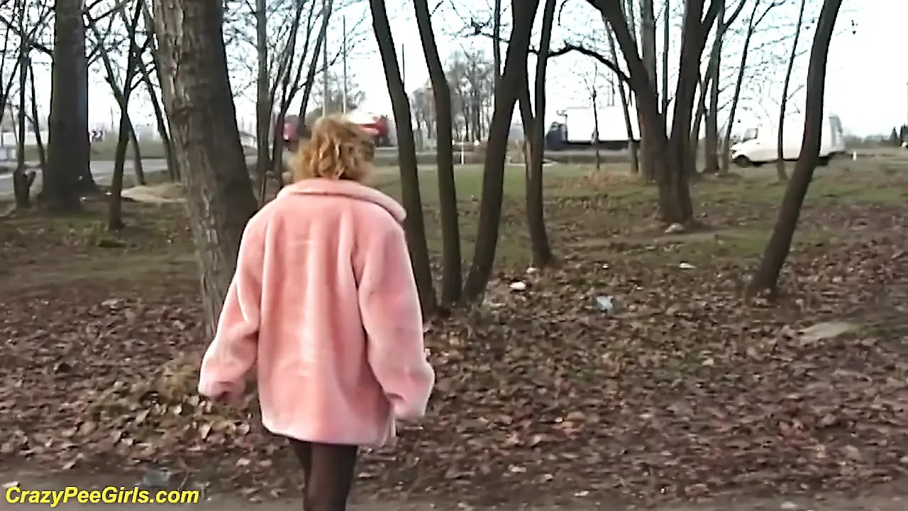 Rothaarige ehefrau pisst im freien