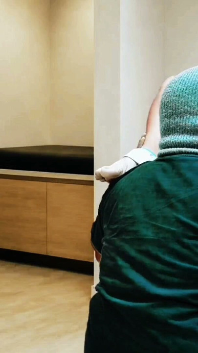 Essa esposa safada de hijab deixa o chefe lamber sua buceta molhada no escritório | Clipe 1