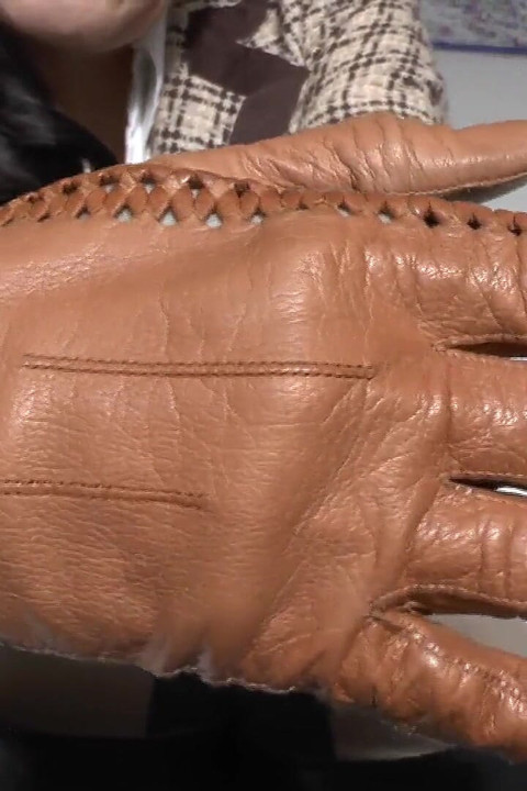 Uvod u sesiju: njušenje kožnih rukavica pre pucanja bika! Lady Victoria Valente