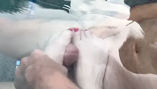 Footjob im pool mit unterwasser-abspritzen