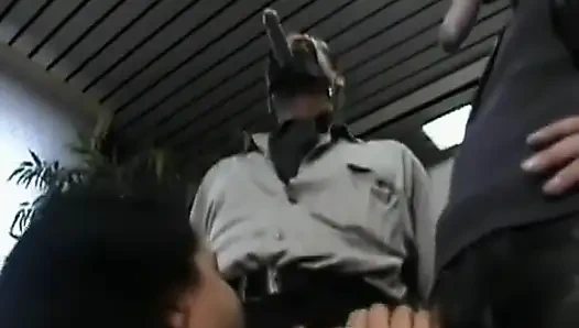 Döl yiyen Fransız hatun çetesi takma yaraklı adamlar tarafından sikiliyor