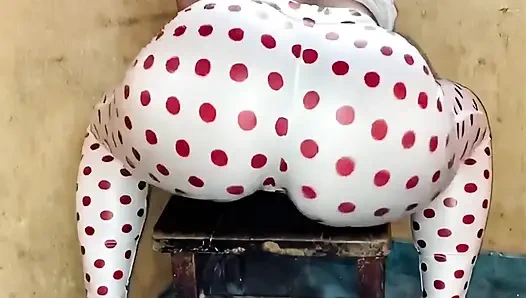 Noktalı beyaz tayt poposu