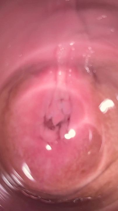 Camera diep in Mia's kleine romige vagina