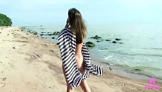 Arya si gadis remaja dengan kulit kecokelatan lagi asik fingering memeknya sambil bugil di pantai!