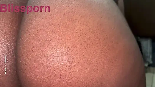 Чернокожая с толстой задницей тверкает и сосет большой черный член