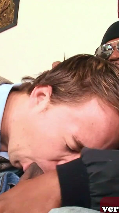 Ein schwarzer Bär fickt einen weissen Bär in den Arsch | Clip 1
