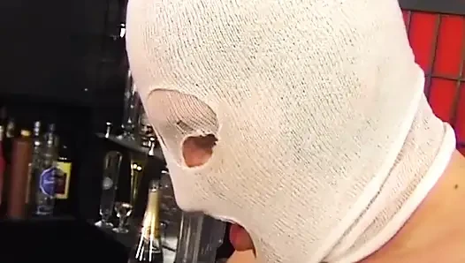 Vollbusige blonde krankenschwester entleert maskierten fremden in der bar