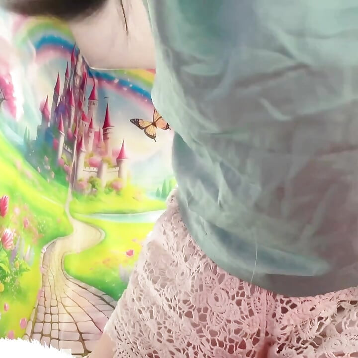 파란 드레스를 입고 입술 스틱을 사용하십시오.
