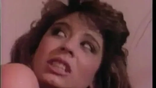 Memek berbulu cewek dewasa rambut cokelat ini dientot habis-habisan