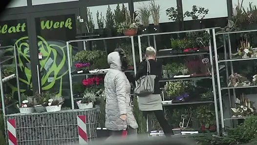 Blonde MILF lutscht guten schwanz im auto