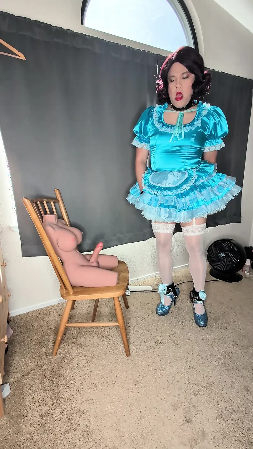 Satin Sissy giúp việc cắm mình và bú búp bê của cô ấy