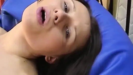 Memek cewek sange rambut cokelat ini lagi asik muasin memeknya pakai vibrator sampai muncrat banyak banget