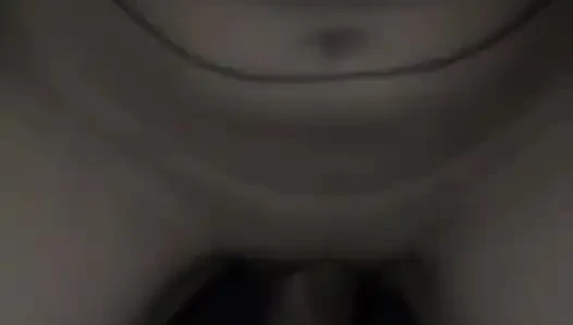 Ich genieße den Penis meines stiefbruders und springe energisch darauf