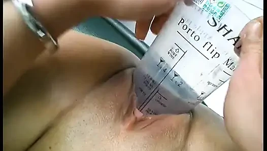 Cewek rambut cokelat dengan stoking ketat ini lagi asik muasin lubangnya pakai mainan seks, makanan, dan botol