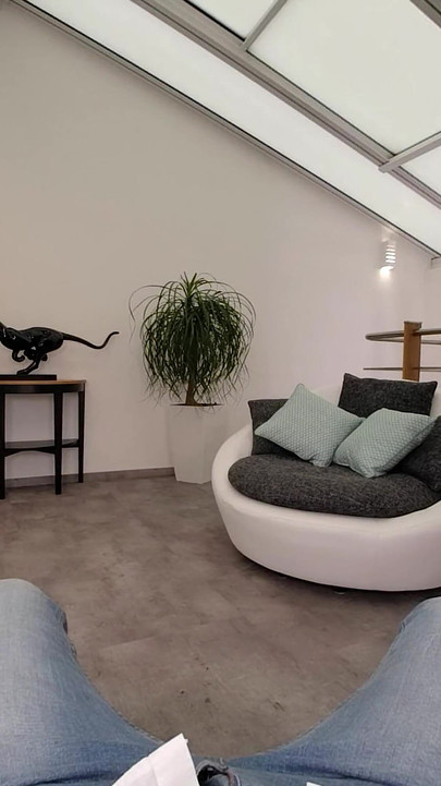 Пікантна блондинка робить руками - за участю Мімі Сіка