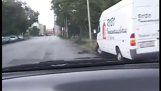Сниманная чернокожая с цветными волосами делает хороший минет водителю