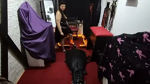 Bağlı itaatkarların göt yanaklarına ateşli ağda damlatıyor