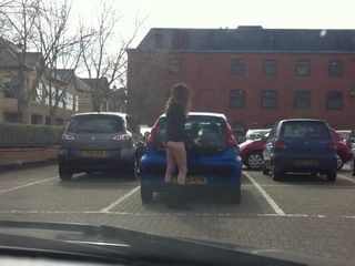 Desnudándose en el estacionamiento