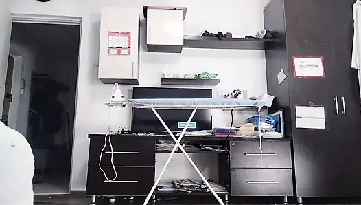 Seksi esmer evin etrafında çıplak ev işleri yapıyor.