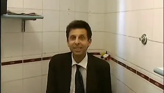 Çoraplı azgın iri güzel kadın sikiliyor ve yüzüne boşalma