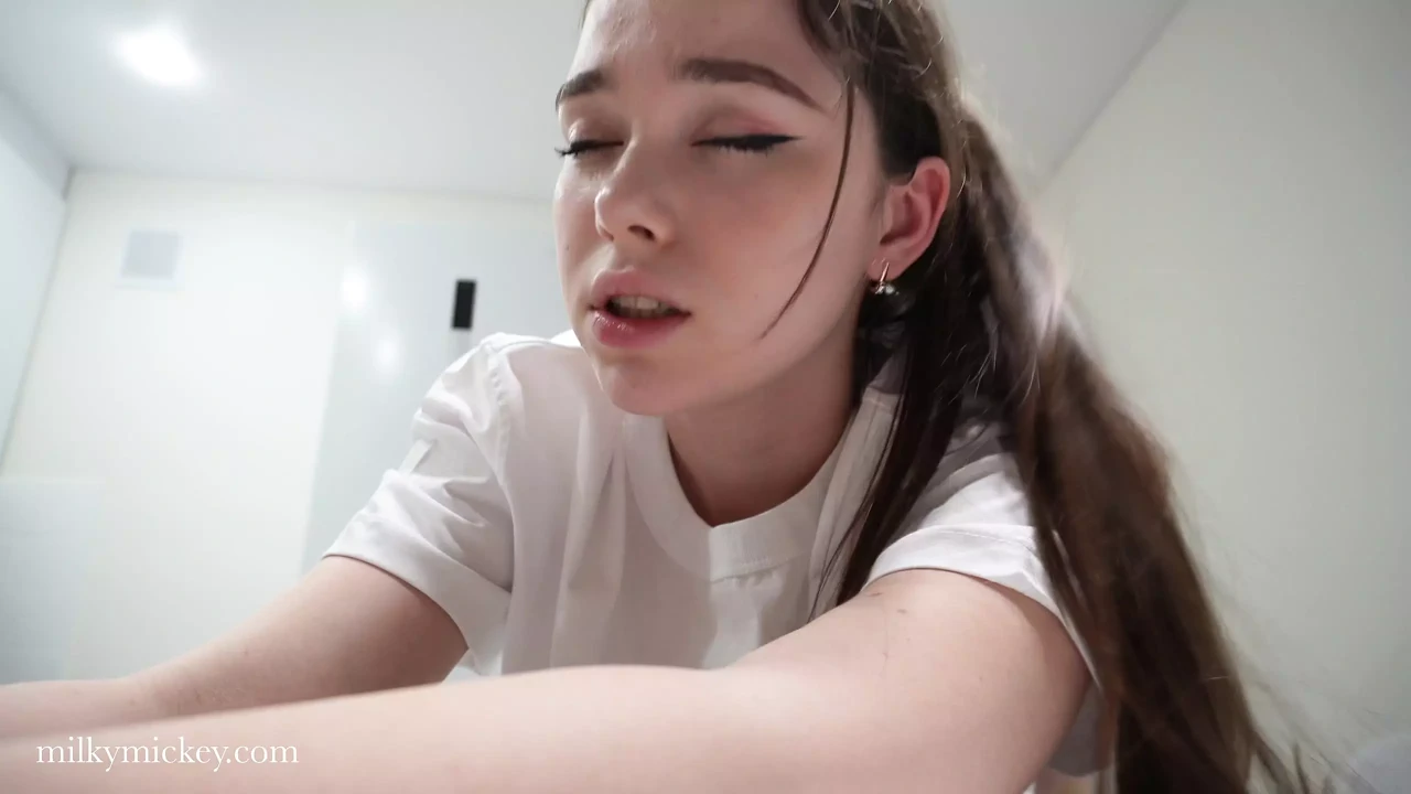 年轻的继母做了一个华丽的早餐。在厨房的桌子上操了她。