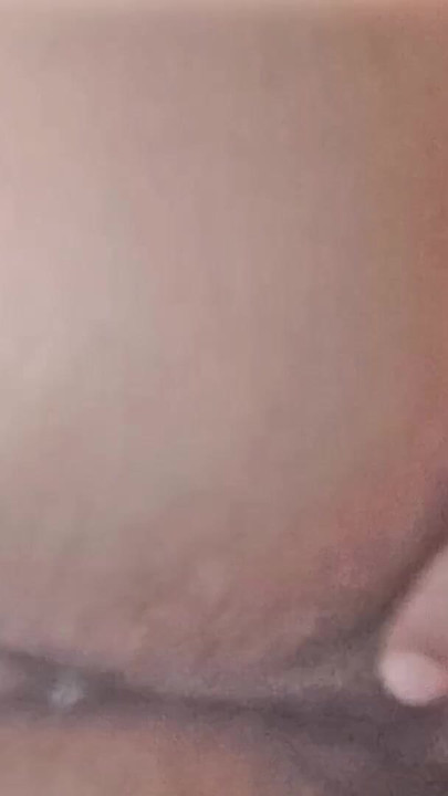 J’explore l’anus et le doigt anal de ma copine | Clip 1