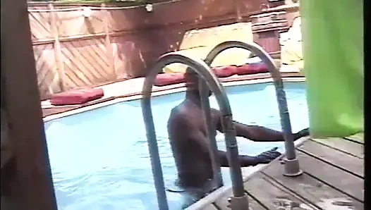 Черная пара лижет киску, большой черный член, сосет в саду