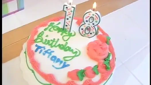 Netter brünetter teenager bekam zu ihrem 18. geburtstag ein besonderes geschenk