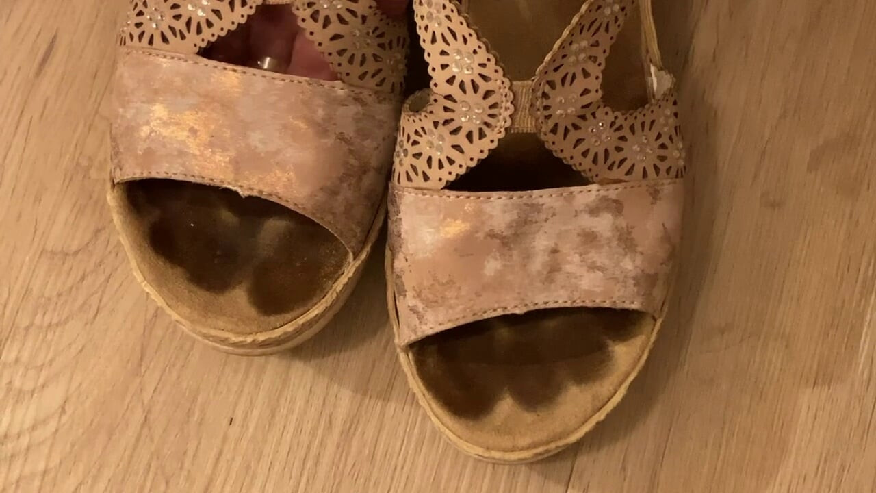 السيدة ناضجة أقدام في LBD وأحذية كريهة الرائحة جدا
