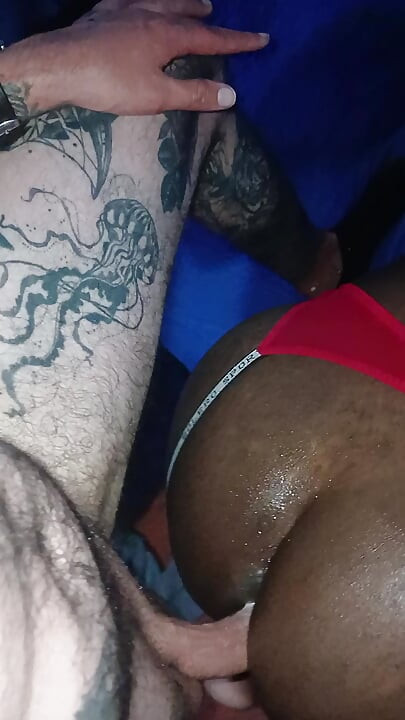 Black Femboy, Penisini Tek Başına Deliğine Sokmak Için Poposuna Yağ Sürüyor