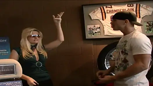 Milf dijemput disetubuhi dan dicrot di muka