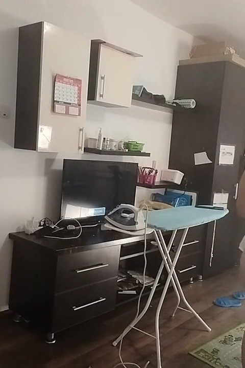 Morena sexy fazendo tarefas nuas em casa