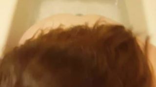 Латина-толстушка сосет и писает в любительском видео в любительском видео