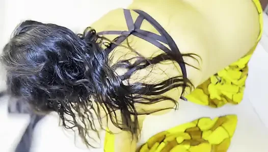 Desi schönes zimmermädchen steckt unter dem bett fest, während sie haus putzt, dann chef anal fickt und riesiges sperma