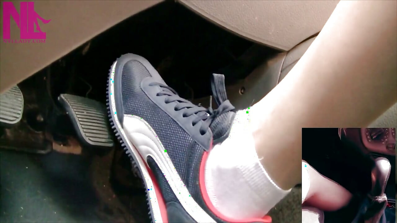 Lái xe trong đôi giày thể thao màu xanh nike và tất trắng