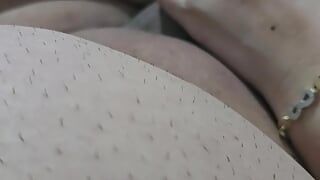 Madrastra masturbando hijastro en cama pajeando su polla